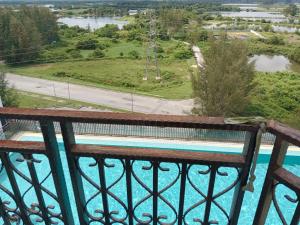 金宝Swimming pool view的设有一个游泳池的度假村阳台,享有风景