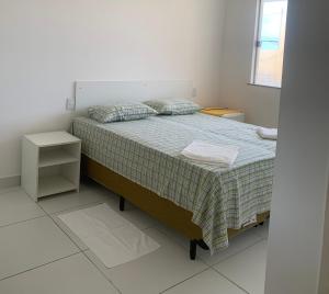 萨尔瓦多VIRASSOL Praia Hotel的一间卧室配有一张带绿床罩的床