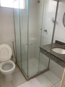萨尔瓦多VIRASSOL Praia Hotel的带淋浴、卫生间和盥洗盆的浴室
