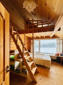 KrivopolʼyeKam In的配有楼梯的木制客房内的双层床