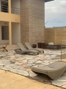 萨尔瓦多VIRASSOL Praia Hotel的一组椅子坐在石头庭院里