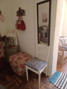 布隆方丹Shalom guesthouse的一间带椅子和镜子的房间