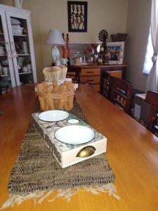 布隆方丹Shalom guesthouse的桌子上一张桌子,上面有两个盘子