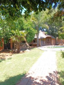布隆方丹Shalom guesthouse的一座带房子和砖砌车道的院子