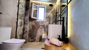 马克里亚罗斯Aelia Apartments的一间带卫生间和窗户的浴室