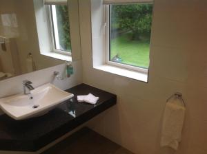 基拉尼格任菲亚乡间别墅酒店的一间带水槽和窗户的浴室