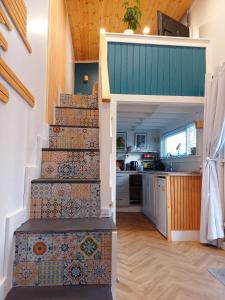 埃格林顿The Wee Tiny Home的一个小房子里的楼梯,铺着瓷砖