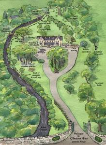 基拉尼格任菲亚乡间别墅酒店的花园的画,有房子和路