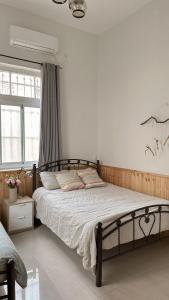 海法Dream House Art Hostel Garden and Terrace Haifa的一间卧室设有一张床和一个窗口