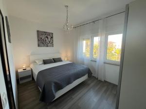 洛夫兰Guesthouse Villa Stanger 2的一间卧室设有一张大床和一个窗户。
