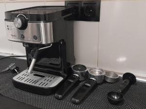 巴塞罗那SWEET HOUSE CLOSE TO AIRPORT的厨房台面上的一个咖啡壶