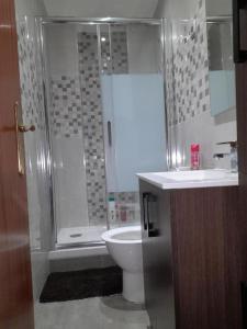 巴塞罗那SWEET HOUSE CLOSE TO AIRPORT的带淋浴、卫生间和盥洗盆的浴室