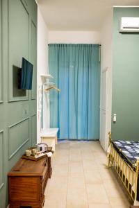 博洛尼亚Bologna Travel Suite的配有床、桌子和蓝窗帘的房间