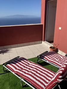 Tejina de IsoraNarancsvirág的阳台上的草上挂着美洲旗的床