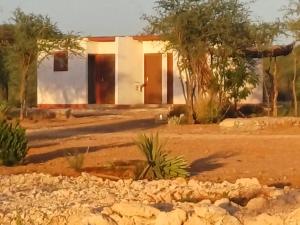 奥乔ANSTA FARMHOUSE CAMPING & Nursery cc的沙漠中的房子