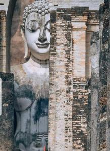 素可泰Suk Sabai Homestay的建筑物一侧的女人雕像