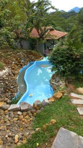 卢米亚Refúgio da Montanha - Cascata - Lumiar的一座房子的院子内的游泳池