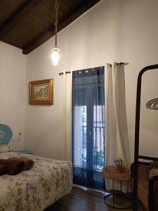 瓜达拉哈拉El Mirador de la Azucena的一间卧室设有一张床和一个大窗户