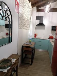 瓜达拉哈拉El Mirador de la Azucena的厨房配有蓝色橱柜和木桌