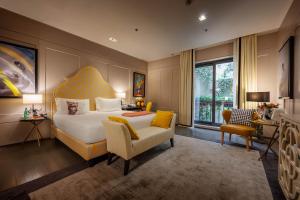 罗马辛尔帕里斯酒店的一间卧室配有一张特大号床和一把椅子