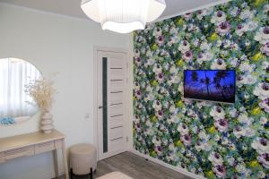 哈尔科夫Апартаменты Металлист посуточно ЛЮКС的客厅配有花卉壁纸
