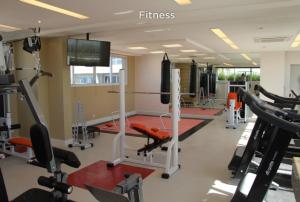 圣贝尔纳多-杜坎普Apartamento Studio em São Bernardo的健身房,带跑步机和健身房