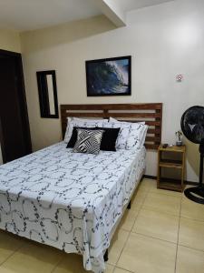 瓜尔达恩巴Nalua Guest House的卧室配有带白色棉被的床