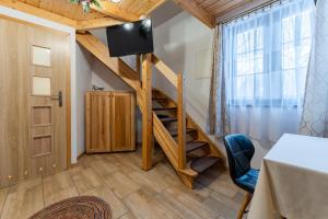 耶莱尼亚古拉Dom Krawca - pod Chojnikiem的客房设有带电视和门的楼梯。