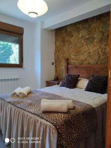 下卡尔瓦拉萨Villa El Salinar en Salamanca. Ideal familia/grupo的一间卧室配有一张大床和毛巾