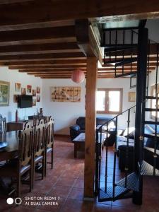 下卡尔瓦拉萨Villa El Salinar en Salamanca. Ideal familia/grupo的一间带桌子的客厅和一间餐厅