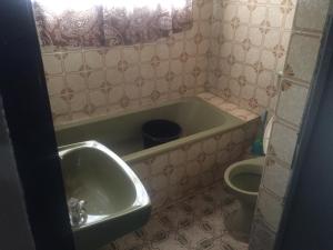 伊巴丹ClinClia Hotel2的带浴缸、盥洗盆和卫生间的浴室