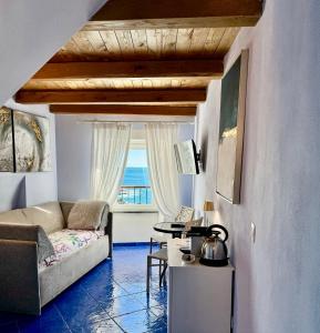 韦尔纳扎La Polena Camere Vernazza - Suite vista mare的带沙发和窗户的客厅