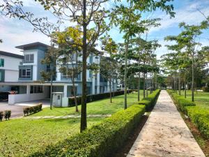 加影Cozy House in Kajang的树木繁茂的建筑前的小径