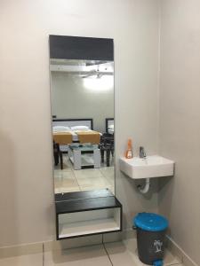 RāyachotiAjay Residency and Convention Hall / Lodge Near Me / Lodge Rayachoti的一个带盥洗盆的浴室和一间卧室内的镜子