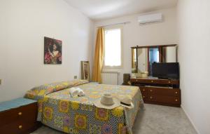 Portella di MareAwesome Apartment In Portella Di Mare With Wifi的一间卧室,配有一张床,上面有帽子