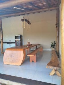 皮乌米Rancho Moreira的木桌和长凳