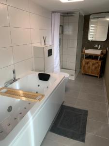 BrackenheimFerienstüble im Zabergäu- Ferienwohnung的浴室内设有大型白色浴缸。