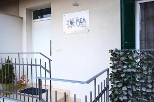 基耶蒂B&B Da Bea的植物屋门上的标志