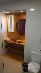 贝卢港Caixa D'aço Exclusive的一间带卫生间和镜子的浴室