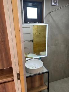 AshtarakA Frame Denver的一间带水槽和镜子的浴室