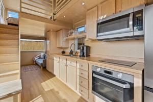 弗拉格斯塔夫Tiny home near Grand Canyon sleeps 5, epic views!的厨房配有炉灶和微波炉。