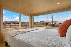 弗拉格斯塔夫Tiny home near Grand Canyon sleeps 5, epic views!的一间卧室设有一张床和一个大窗户