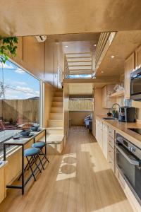 弗拉格斯塔夫Tiny home near Grand Canyon sleeps 5, epic views!的厨房设有大窗户和楼梯。