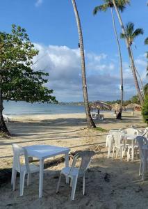 圣塔芭芭拉-山美纳Villa Vacacional, Playa Pascual的海滩上的一组桌椅