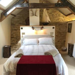 ExfordLuxury Exmoor Barn conversion with Sauna的卧室配有一张白色大床