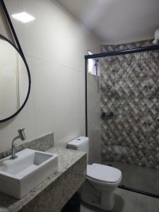 巴拉奈里奥-坎布里乌Morada Stucchi的一间带水槽、卫生间和淋浴的浴室