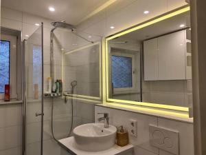 汉诺威Soleil Rooms - Pure Living in the City Center的白色的浴室设有水槽和镜子