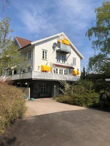 Svelvik罗尔维克别墅公寓的一座大型白色房子,上面设有阳台