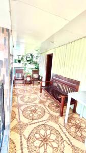 公主港Fely's transient house的客房设有长椅和瓷砖地板。