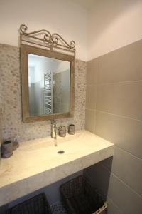 La Roque-Alricmaison 180 m² proche de Beaumes de Venise的一间带水槽和镜子的浴室